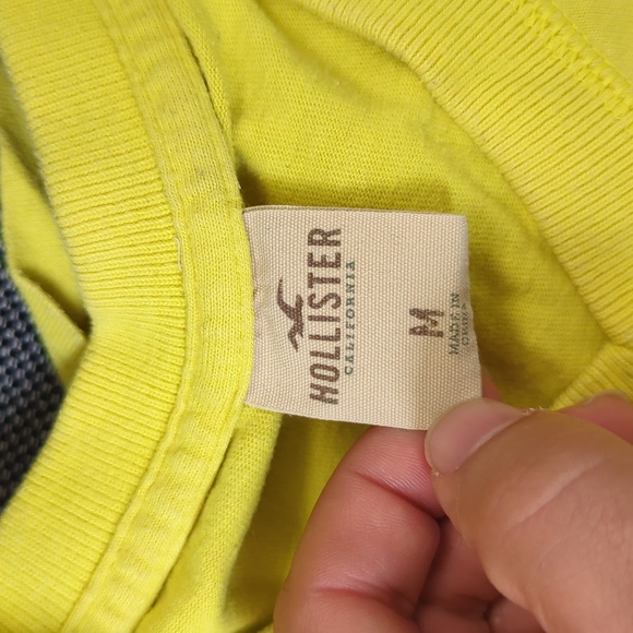 Hollister Yellow V-Neck T-Shirt Medium - Picture 2 of 4